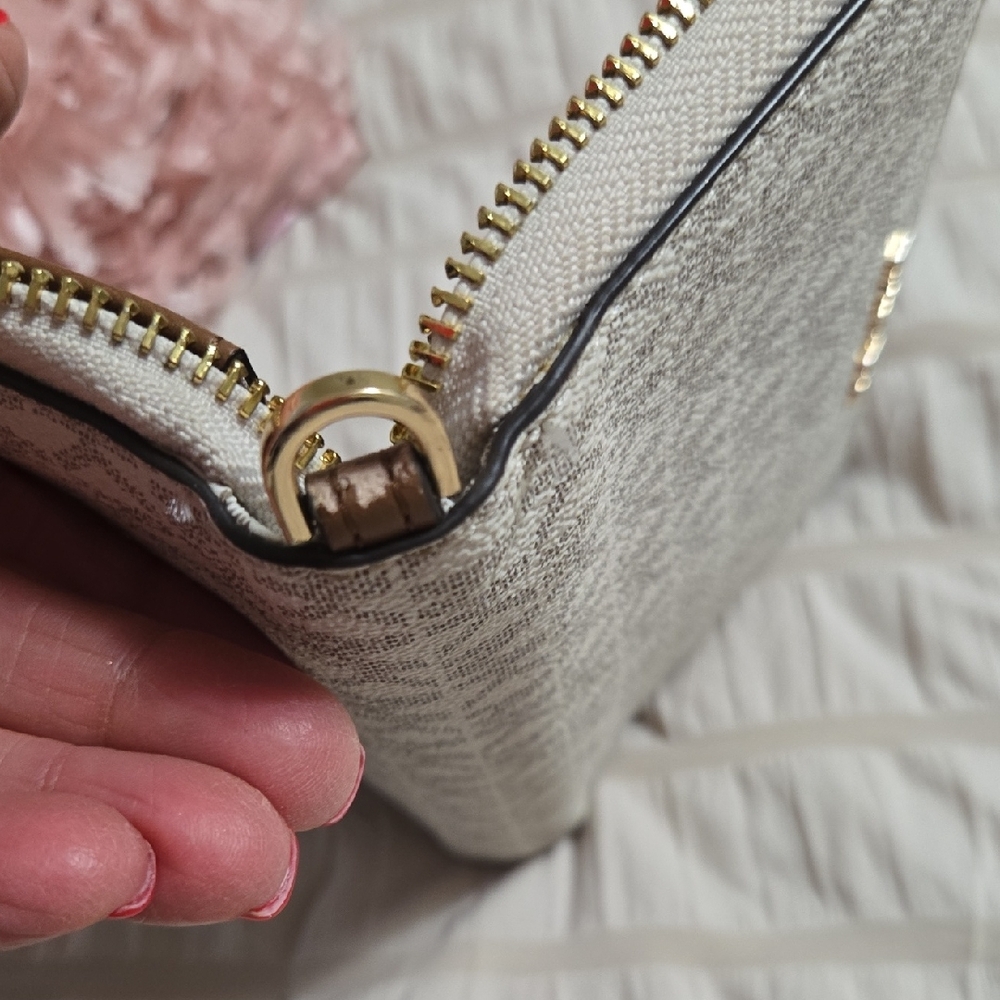 Michael Kors Beige and Gold Wallet - Picture 7 of 9